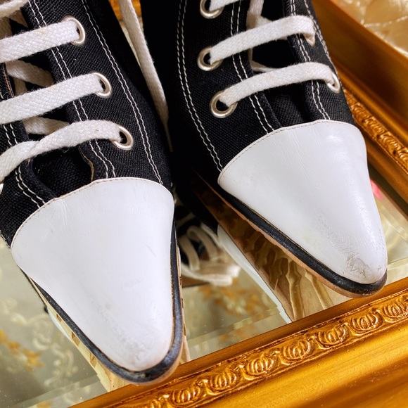 ♥️SOLD♥️MANOLO BLAHNIK Classic Black & White Logo EUC Sneaker 4” Heel Booties 39 - Picture 9 of 17